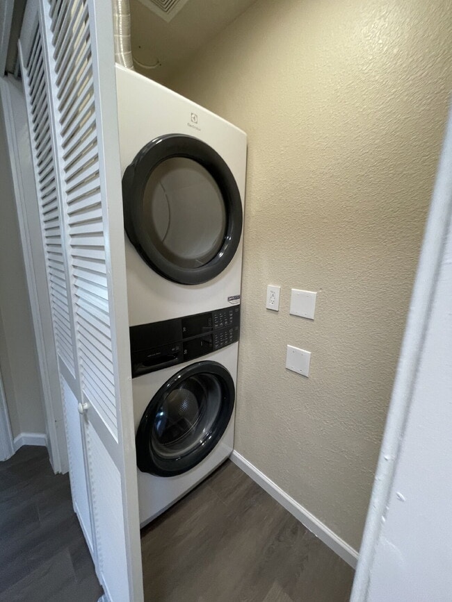 Photo - "Charming 3-Bed Duplex with Granite Touch & Finished Basement in Lakewood!"