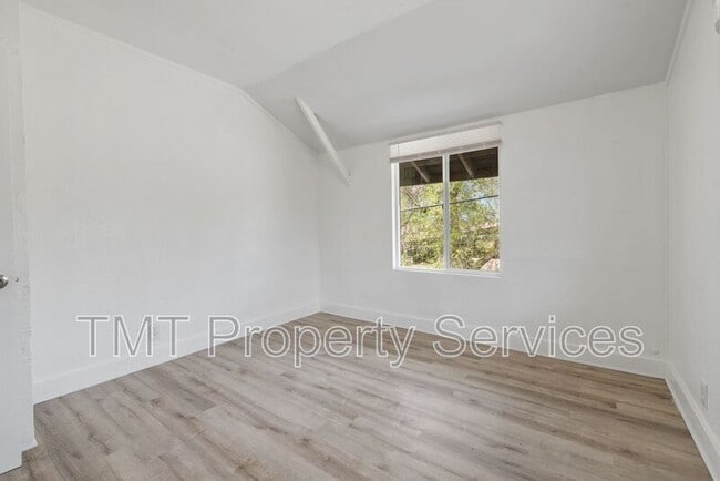 Photo - 1647 E 6th St