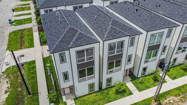 Photo - 2708 Nagle St