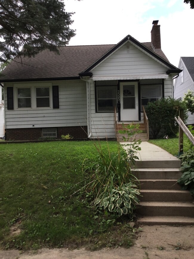 large 3br 2 bath home with full basement &... - large 3br 2 bath home with full basement &...