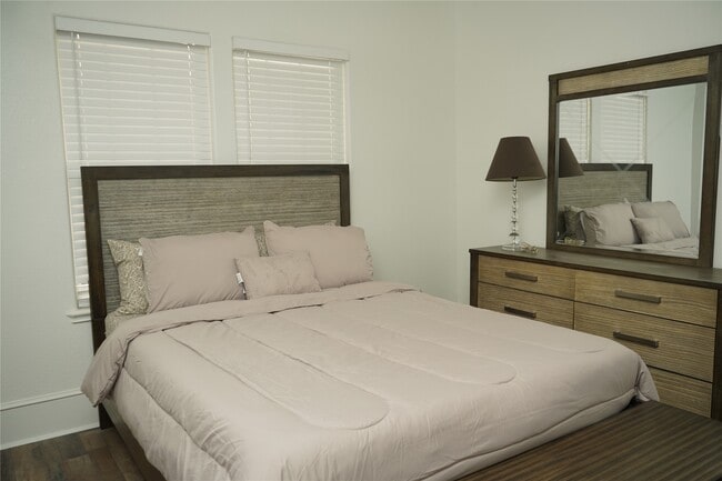 Photo - 2516 Isabella St