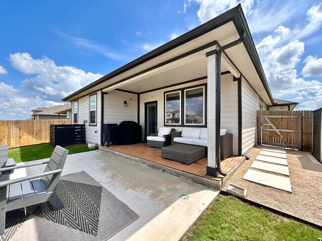 Photo - 401 Town Lk Bnd