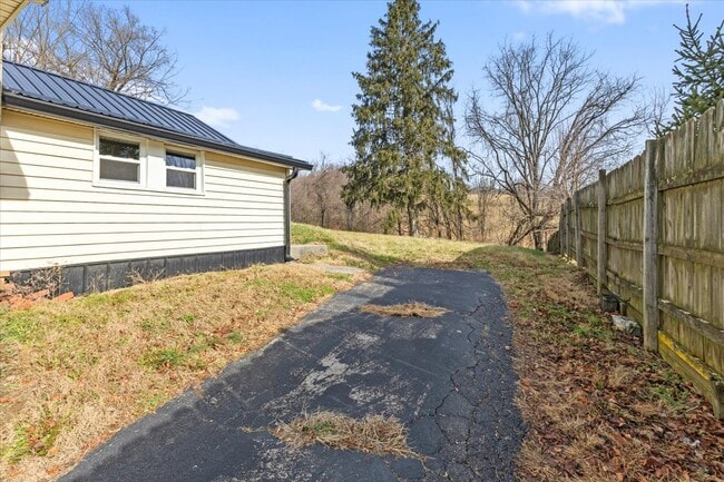 Photo - 1471 E State St