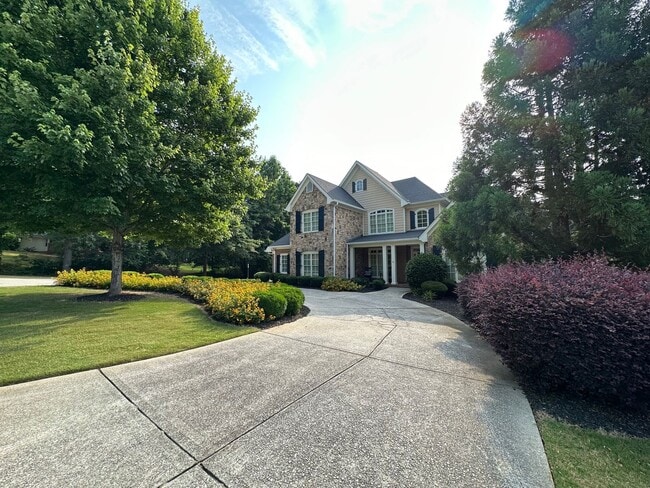 Photo - Huge, beautiful custom 4 bedroom house in ...