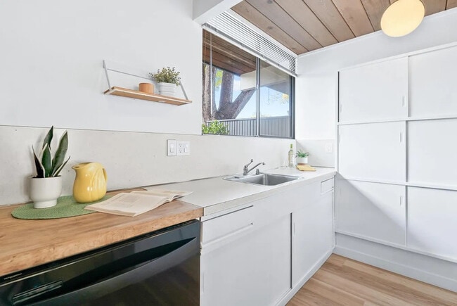 Photo - 115 Greenmeadow Way