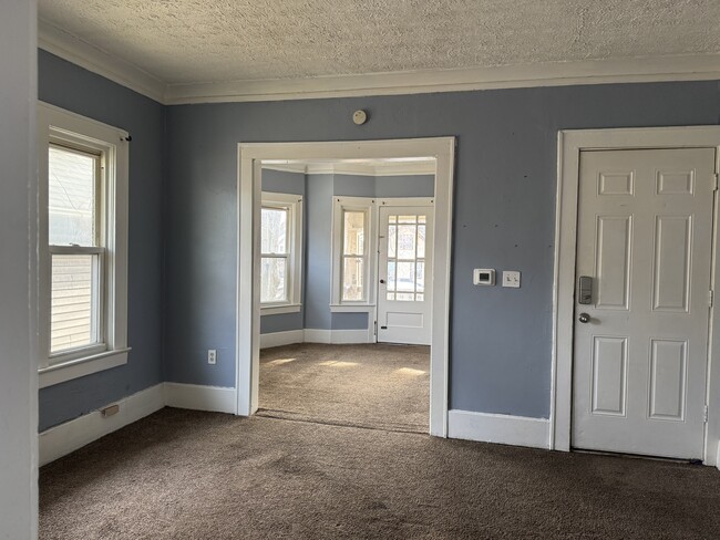 Building Photo - 386 Ridgeway Ave Unit 03