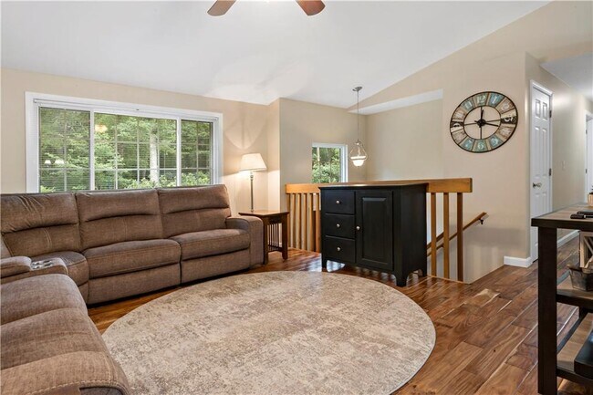 Photo - 374 Gardiner Rd