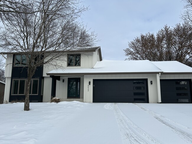 Building Photo - 9933 Balmoral Ln