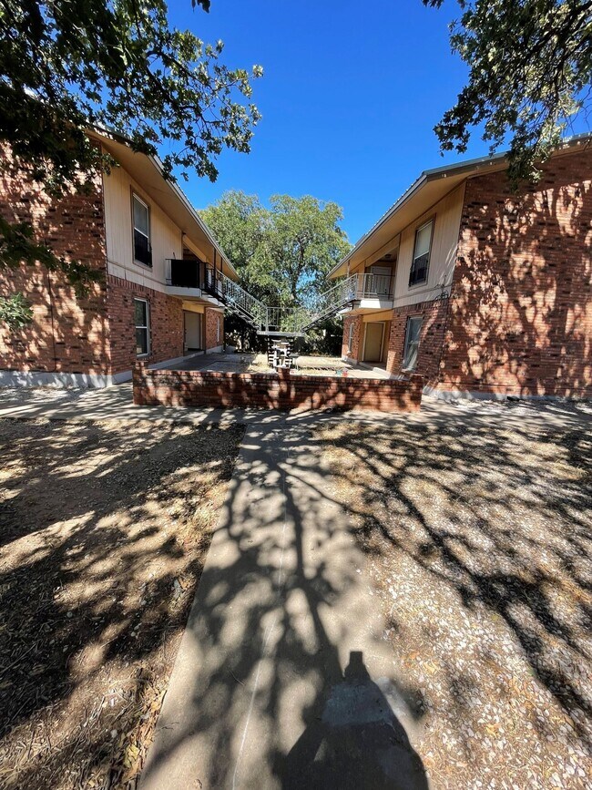 Building Photo - 210 N Vandeveer St