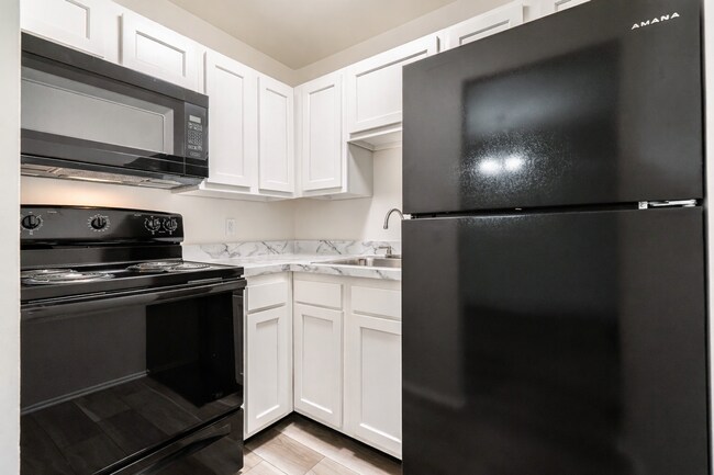 Photo - Lindsay Court Apartments