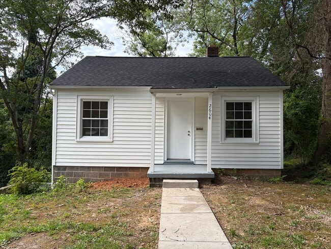 Building Photo - 2 Bedroom, 1 Bathroom House in Winston-Salem!