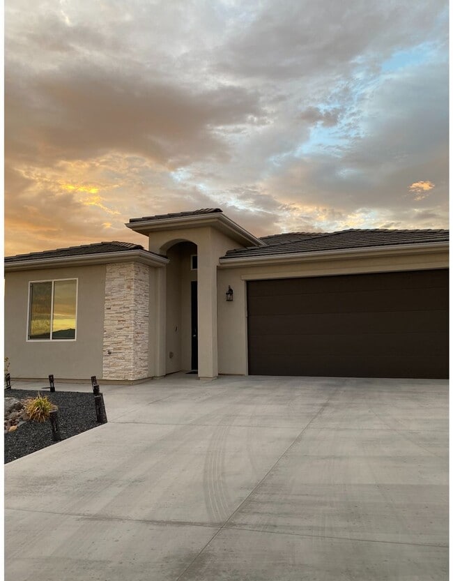 Home with great yard in Hurricane - Home with great yard in Hurricane