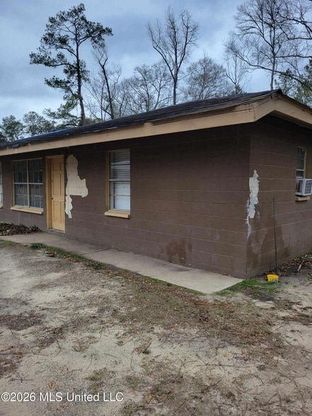 Building Photo - 630 Capital Ave Unit 1