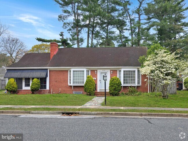 Building Photo - 620 N Pinehurst Ave Rental
