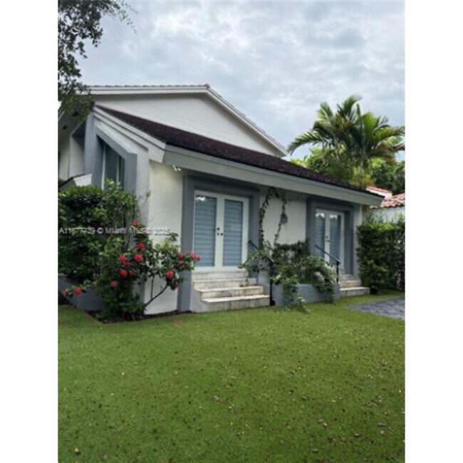 Photo - 3231 Salzedo St