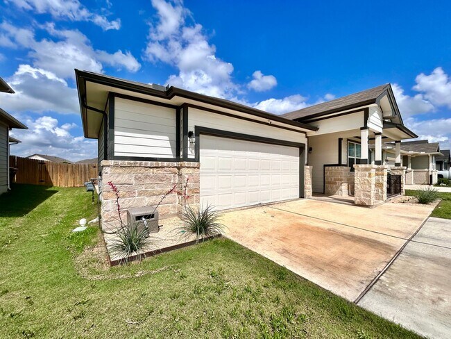 Photo - 401 Town Lk Bnd