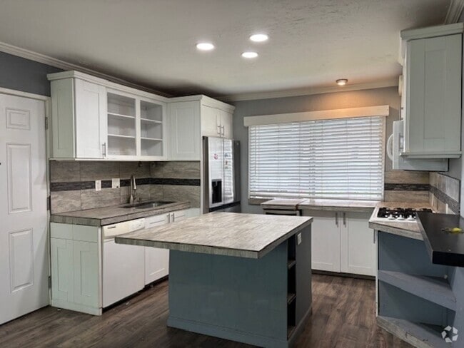 Building Photo - Kona Kai 2 Bedroom / 1 Bath Apartment