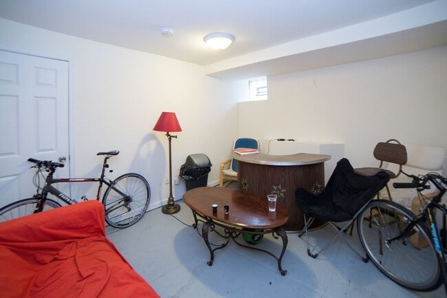 Building Photo - Newly Renovated Temple Apartment Unit A