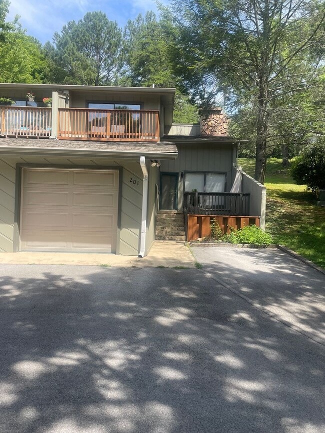 Building Photo - Knoxville 37918 - 2 bedroom, 2.5 bath Townhome - Contact Lisa Vineyard & Shannon Russell (865) 21...