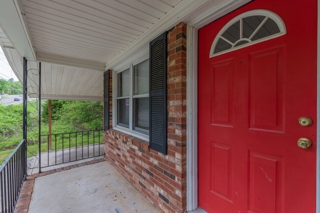 Photo - 3 bed/1.5 bath single-family home, with en...