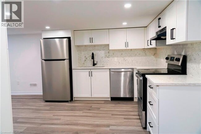 Photo - 93 E 31st St