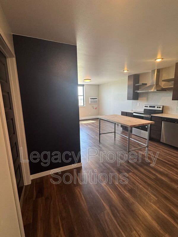 Photo - 202 E Greenfield Ln