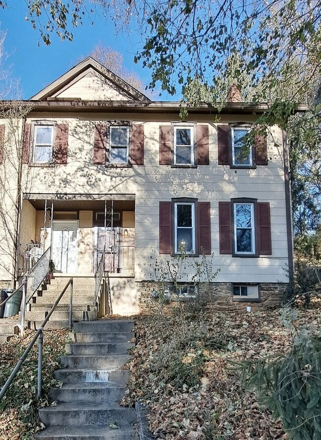 Building Photo - 3 Bed / 1 Bath Single Family Home