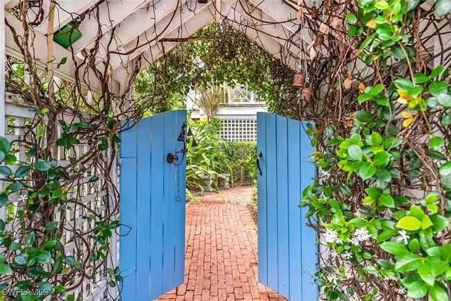 Building Photo - 756 8th Ave S