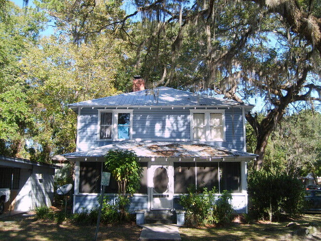 Building Photo - Historic 3 Bedroom, 1 Bathroom Apartment