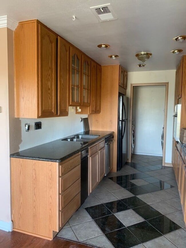 Building Photo - Charming 2bd/2.5 bath!  1 car attached gar... Rental