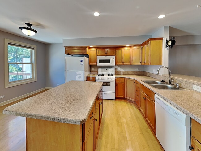 Photo - 576 N River St