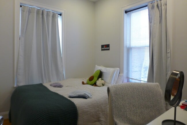 Photo - 725 Parker St