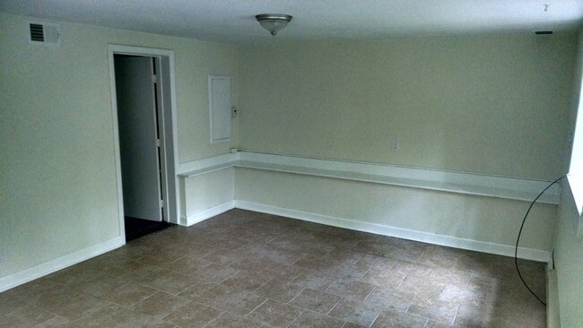 Building Photo - Studio Apartment tucked away in a quite forestry setting!