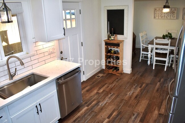 Photo - Comfortable Living with a Generous Yard in Gladstone