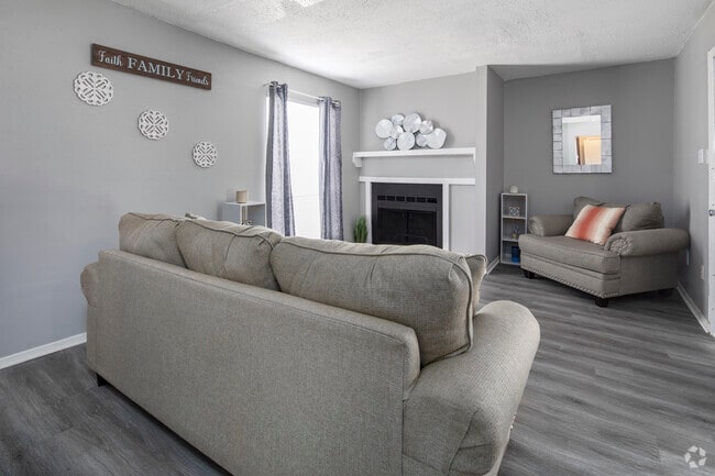 2BR, 2BA - 905SF - Classic - Dining Room/ Living Room