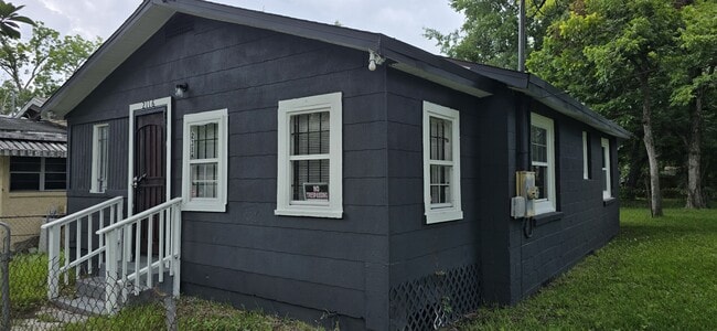 Building Photo - 2116 Mc Millan St