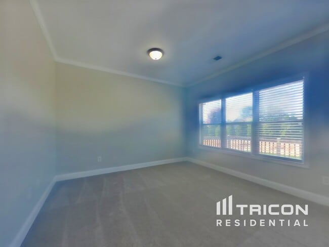 Photo - 700 St James Pl