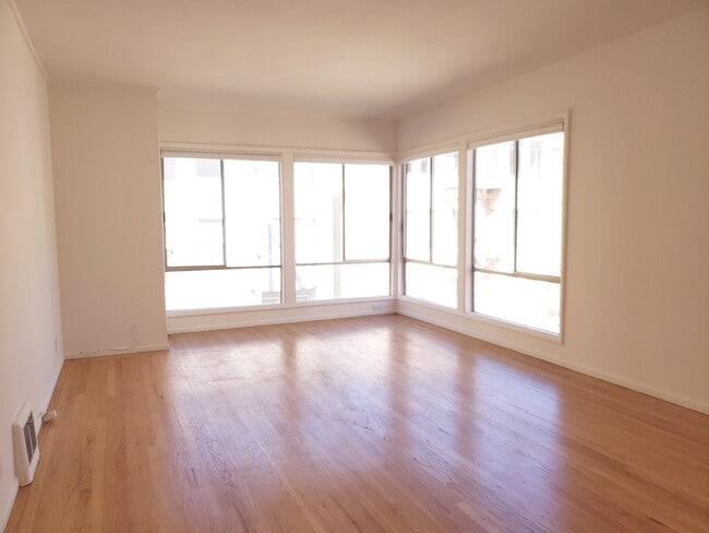 Building Photo - 1021 Clay St Unit 1023