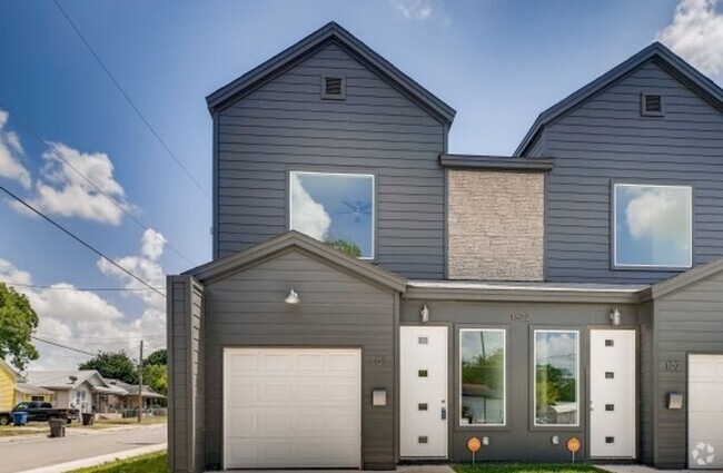 Building Photo - Beautiful Townhome!