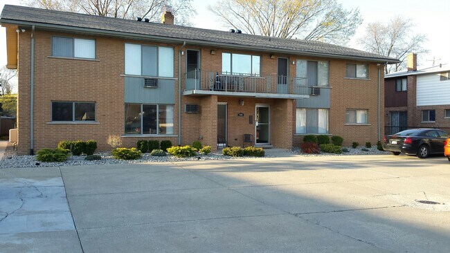 Front of bldg - 540 W 14 Mile Rd Unit 4