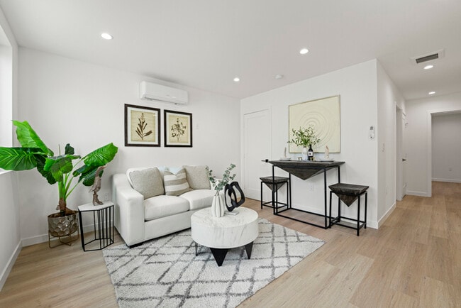 Building Photo - Charming 3 Bedroom Home for Rent in Los Angeles