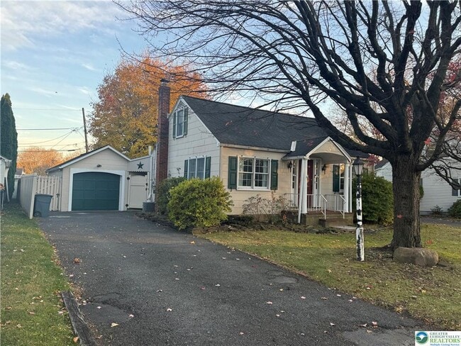 Photo - 10 Henry Ave