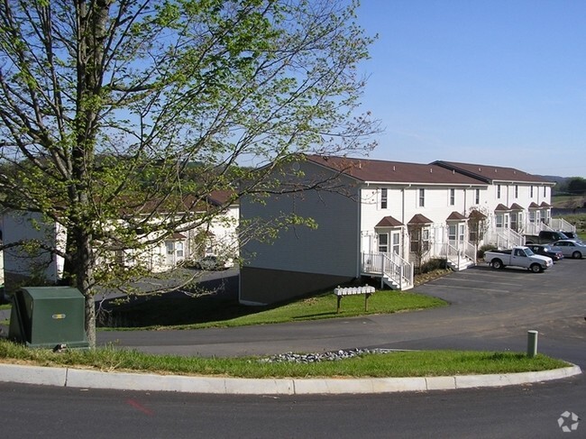 Building Photo - Colonial Apartment Complex