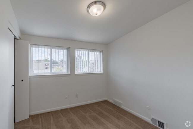 2BR, 1BA - 1,000SF - Second Bedroom
