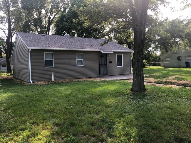 Building Photo - Ranch Home with Separate Dining Room