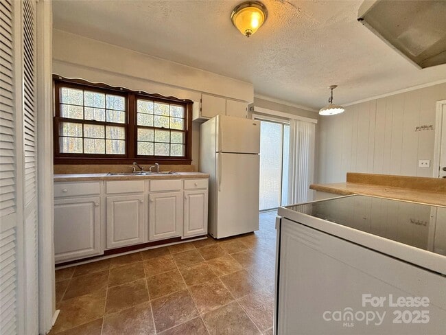 Photo - 1552 Airport Rd