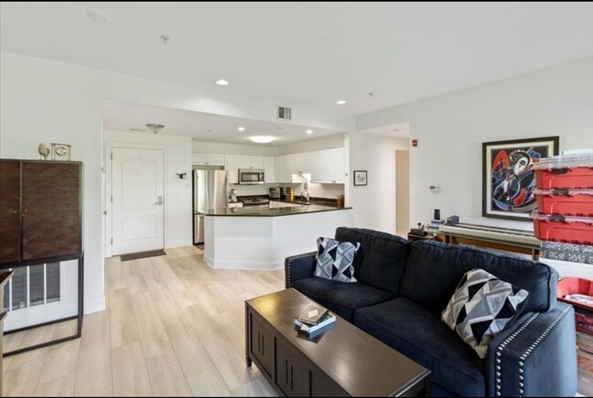 Photo - 614 Pond St Unidad 1303