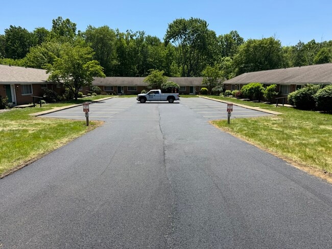 Building Photo - 1672 Rosemont Rd Unit 1672