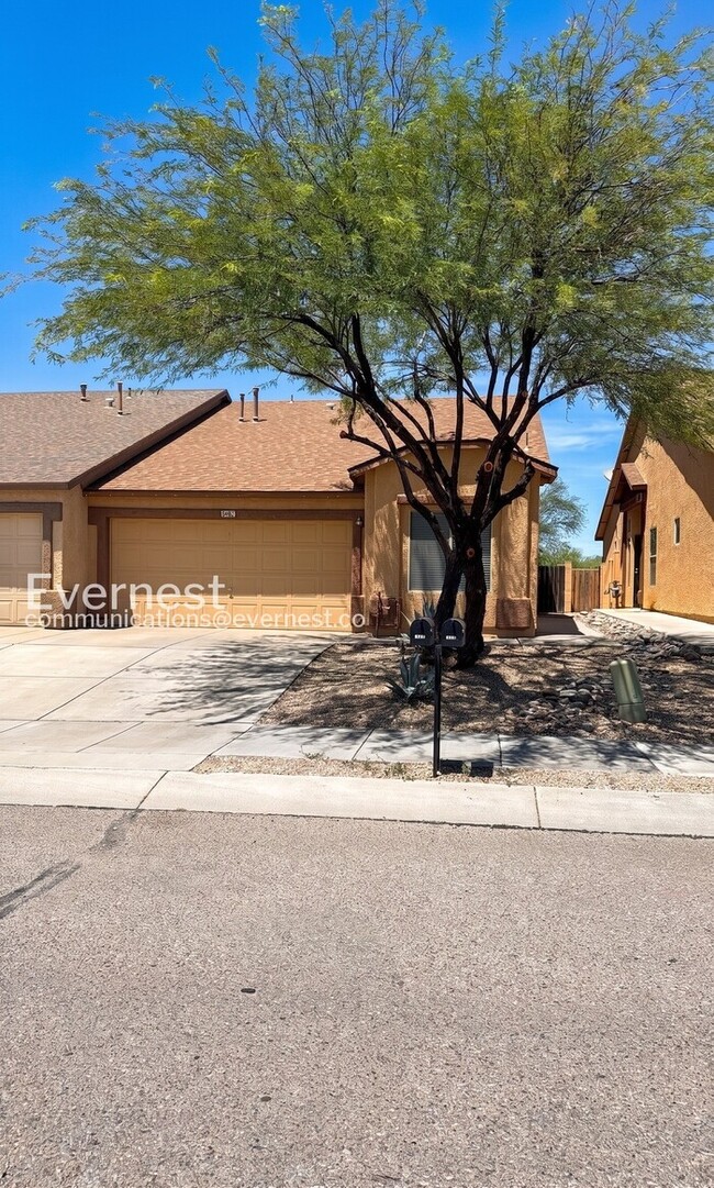 Building Photo - 2 Bed/2 Bath Home with Fenced Yard & Garage / Available Now!