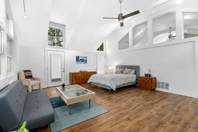 Photo - 215 Beauregard St